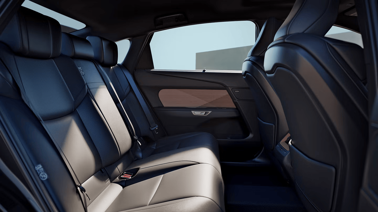 Innenraum der Luxury Sedan Limousine mit vollständig sichtbaren Sitzen